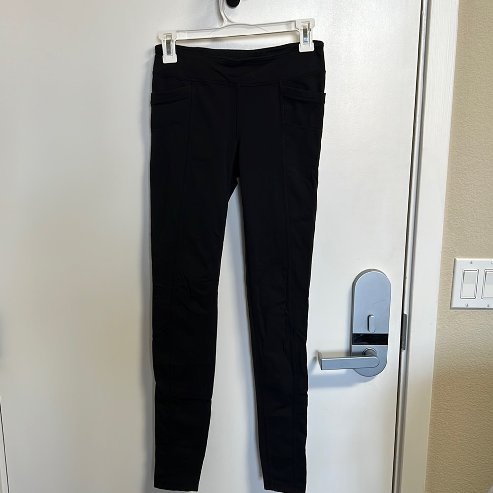 Athleta leggings with back pockets. Size ST. Black